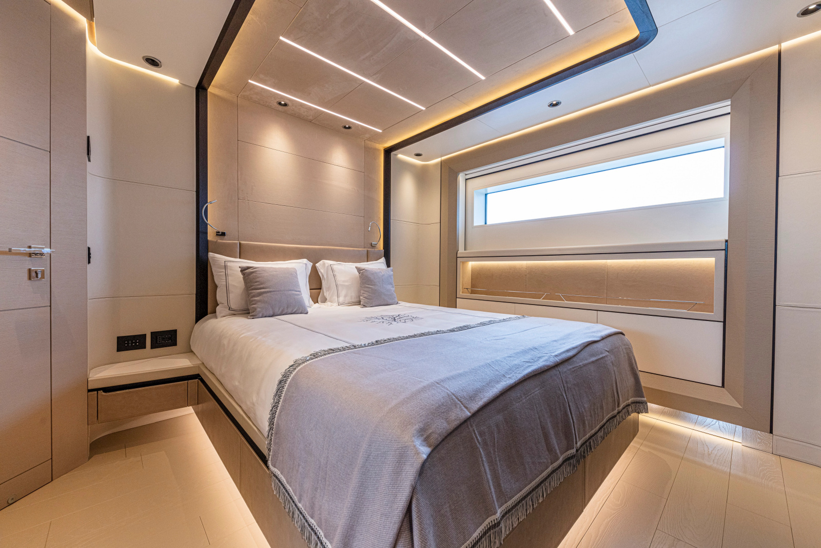 120' 2028 Ocean King Ducale 120
