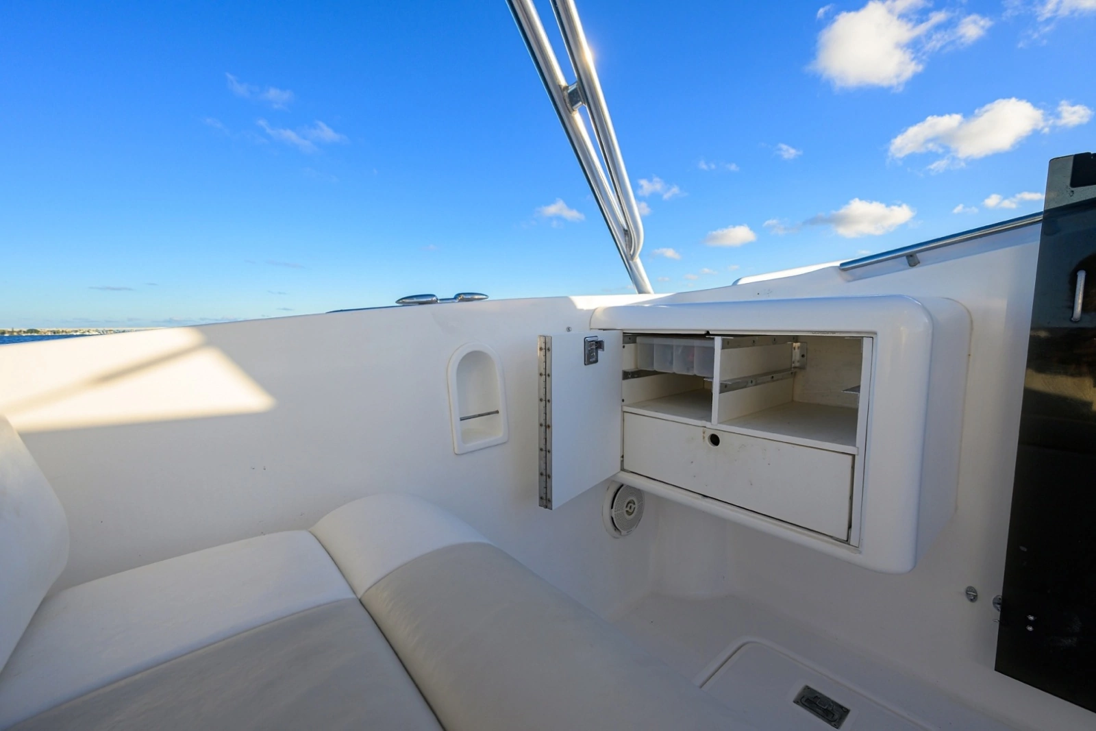 Aura 28 Heron's Catch - Exterior Helm