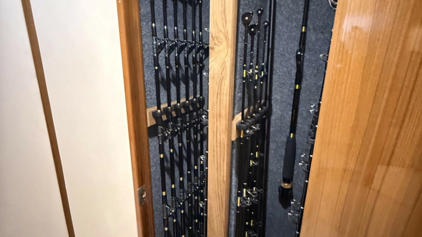 2007 64 Viking Enclosed Bridge Reel Blues Custom Rod Storage