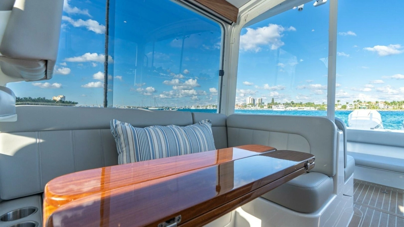 MJM 38RS Pilothouse Seating