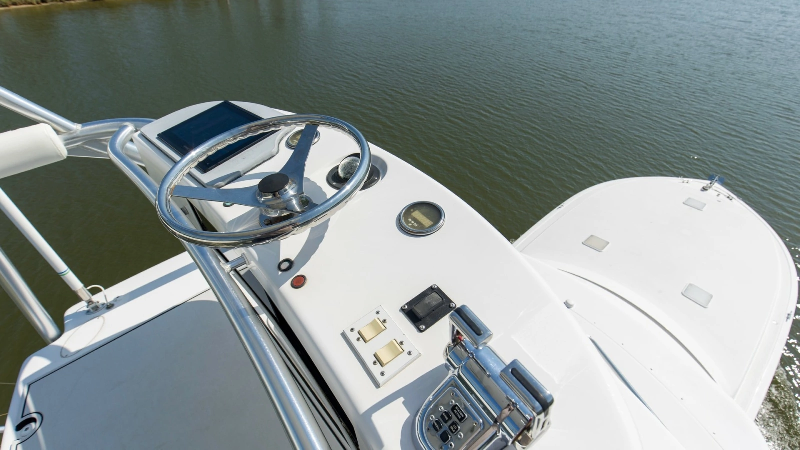 2005 61 Viking Enclosed Bridge Kelkat Bridge Deck (6)