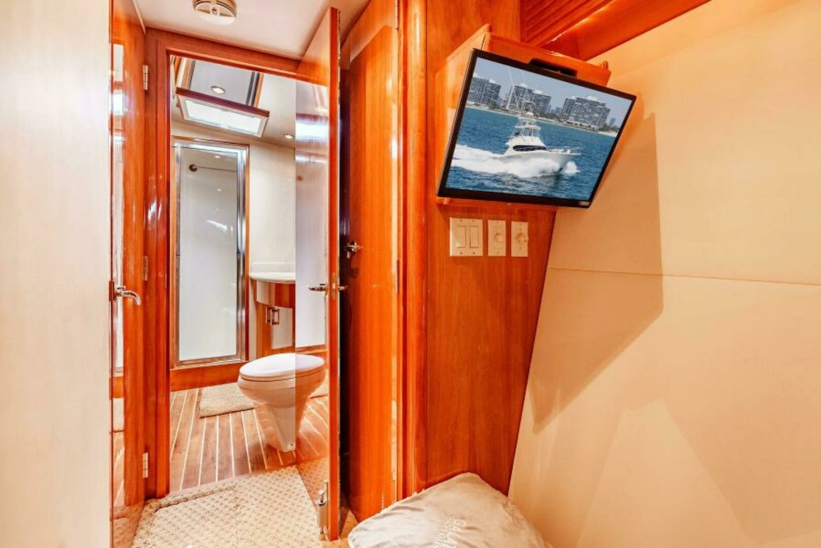2004 Hatteras 54 Convertible photo 27