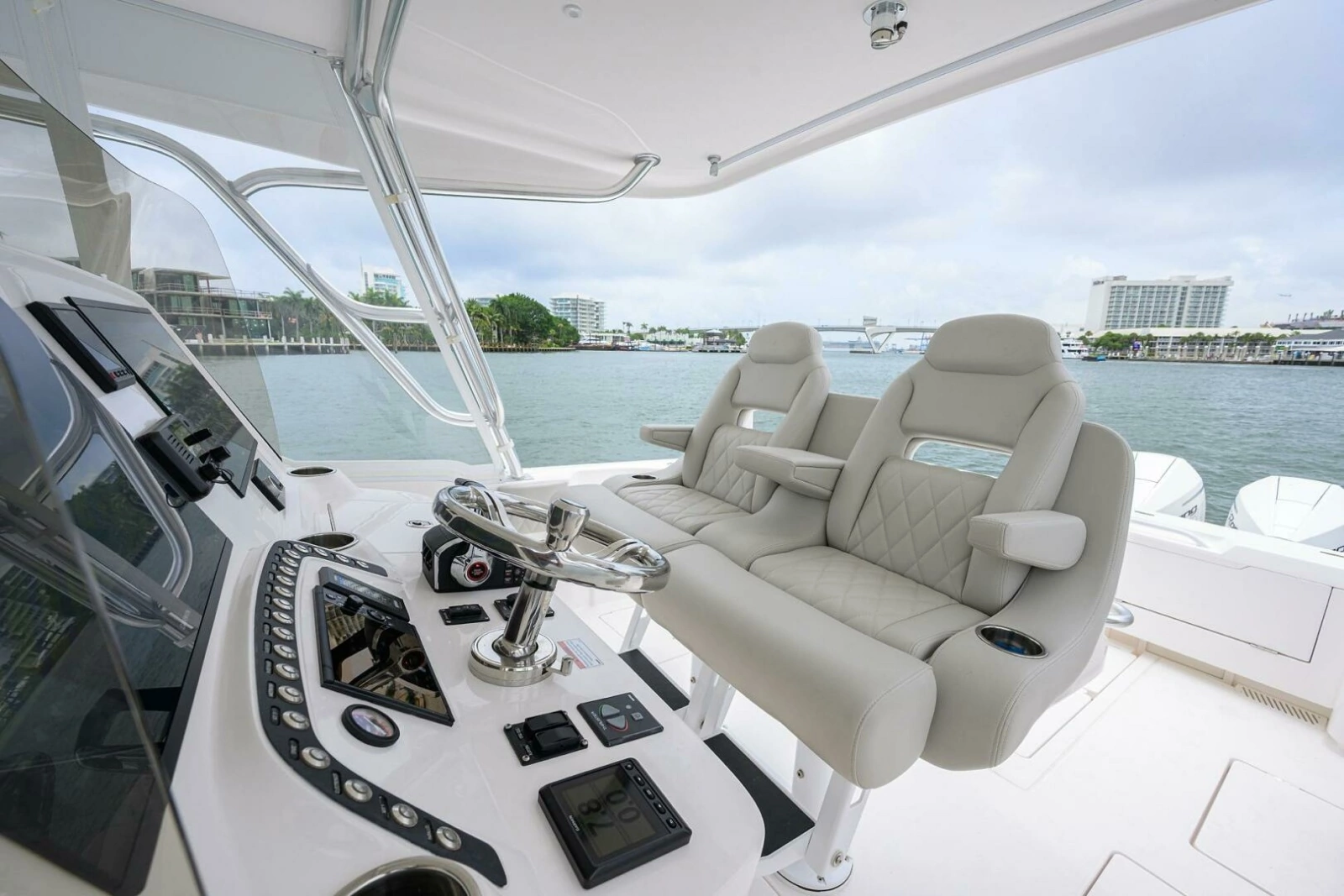 Intrepid 41 - Helm Seating