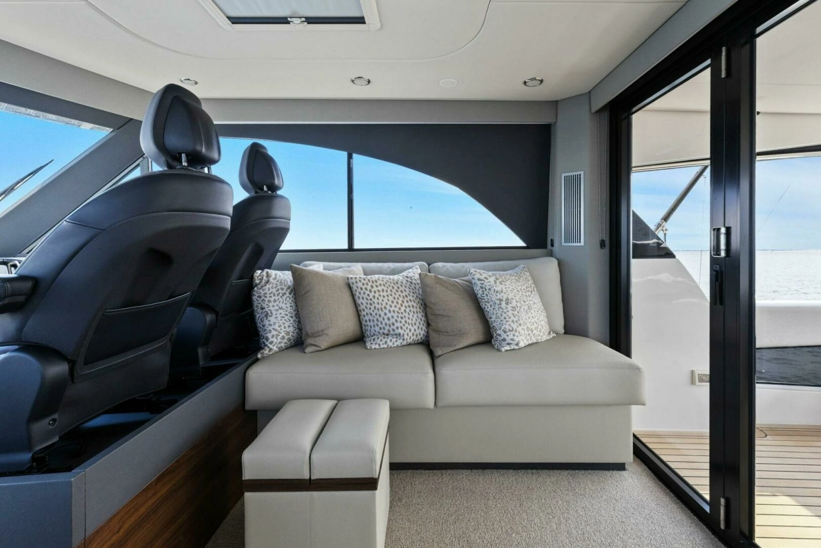 2025 Maritimo M600 - Helm Seating 