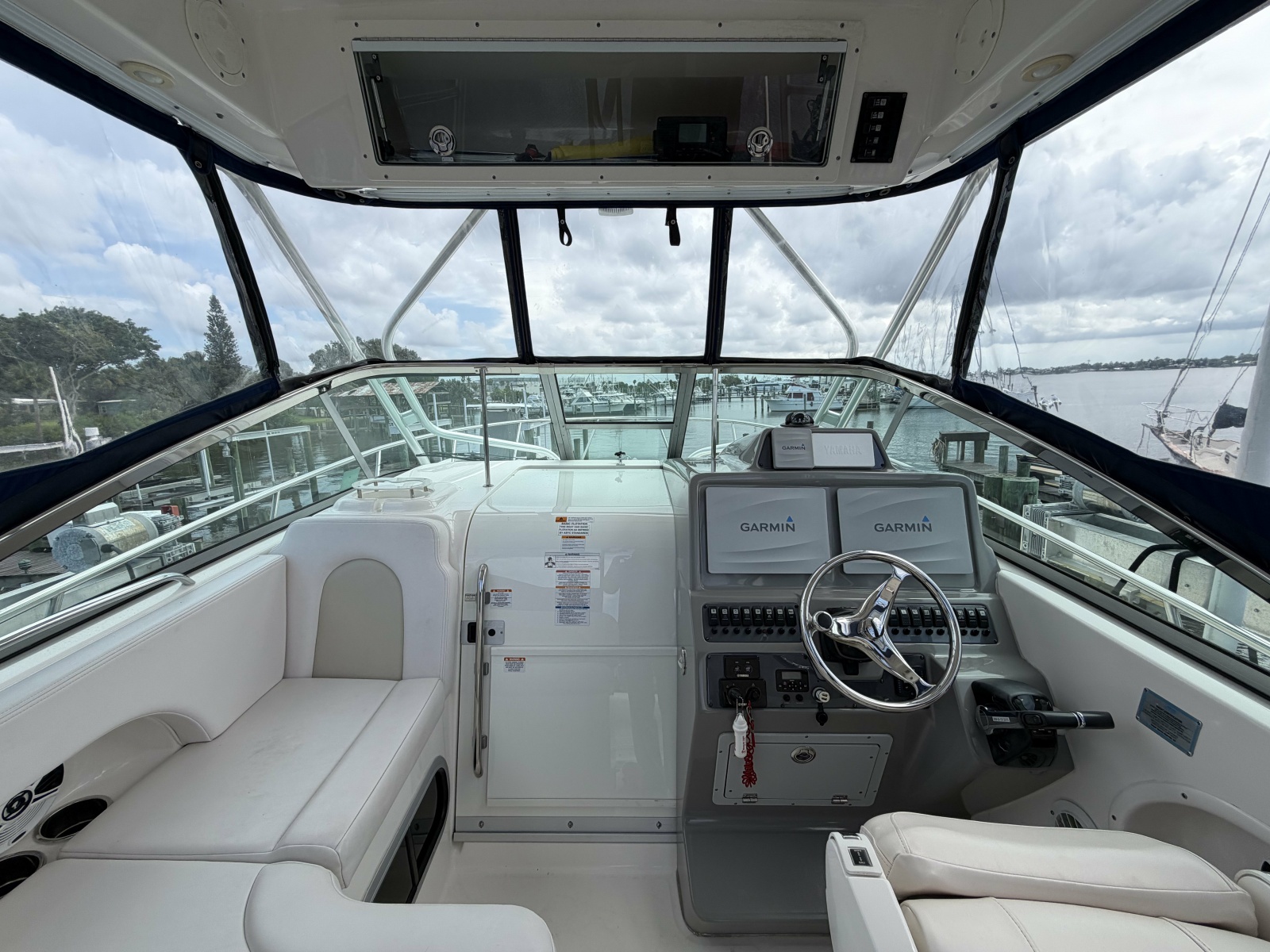 2016 Robalo R305