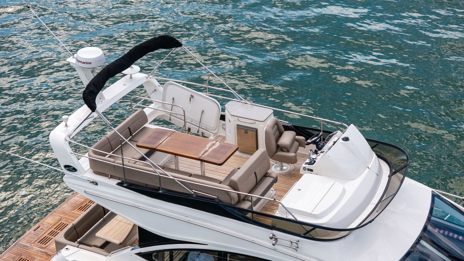 Spacious Flybridge with Seating