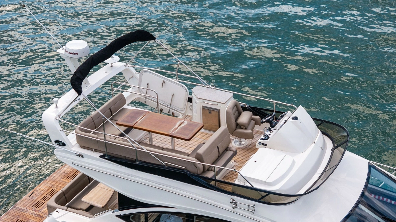 Spacious Flybridge with Seating