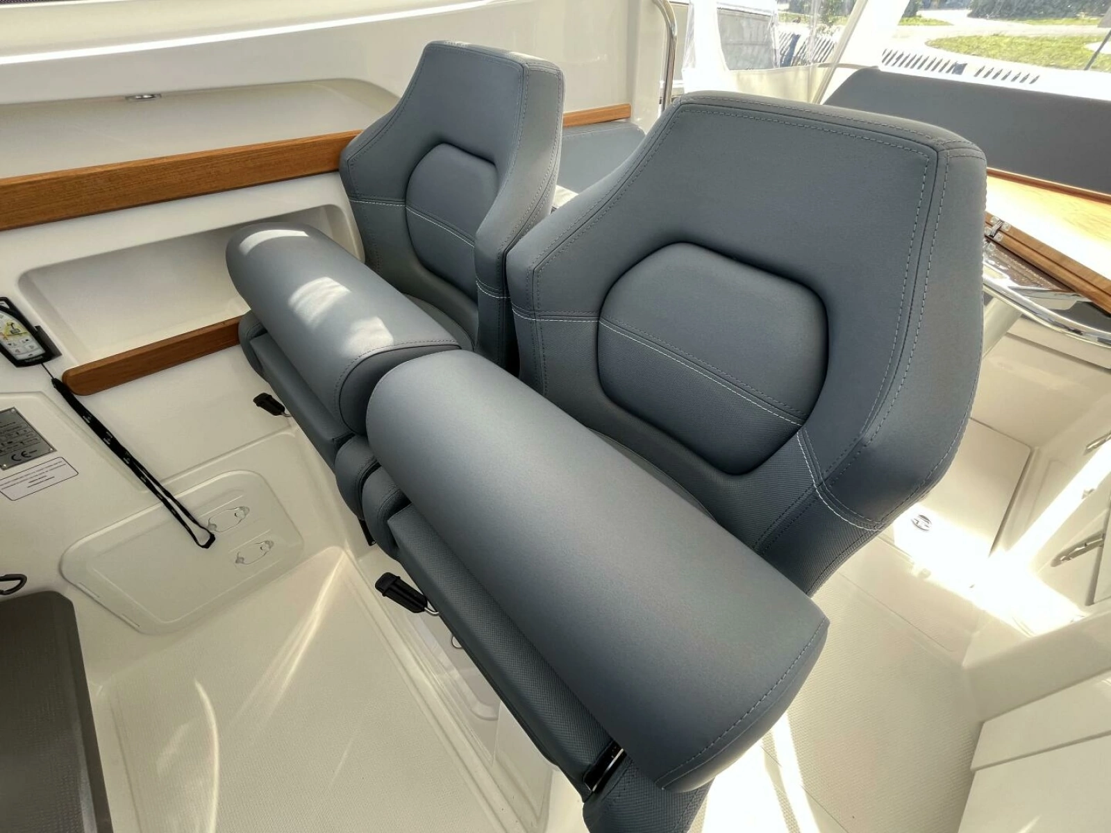 Nimbus Weekender 9 Helm Chairs