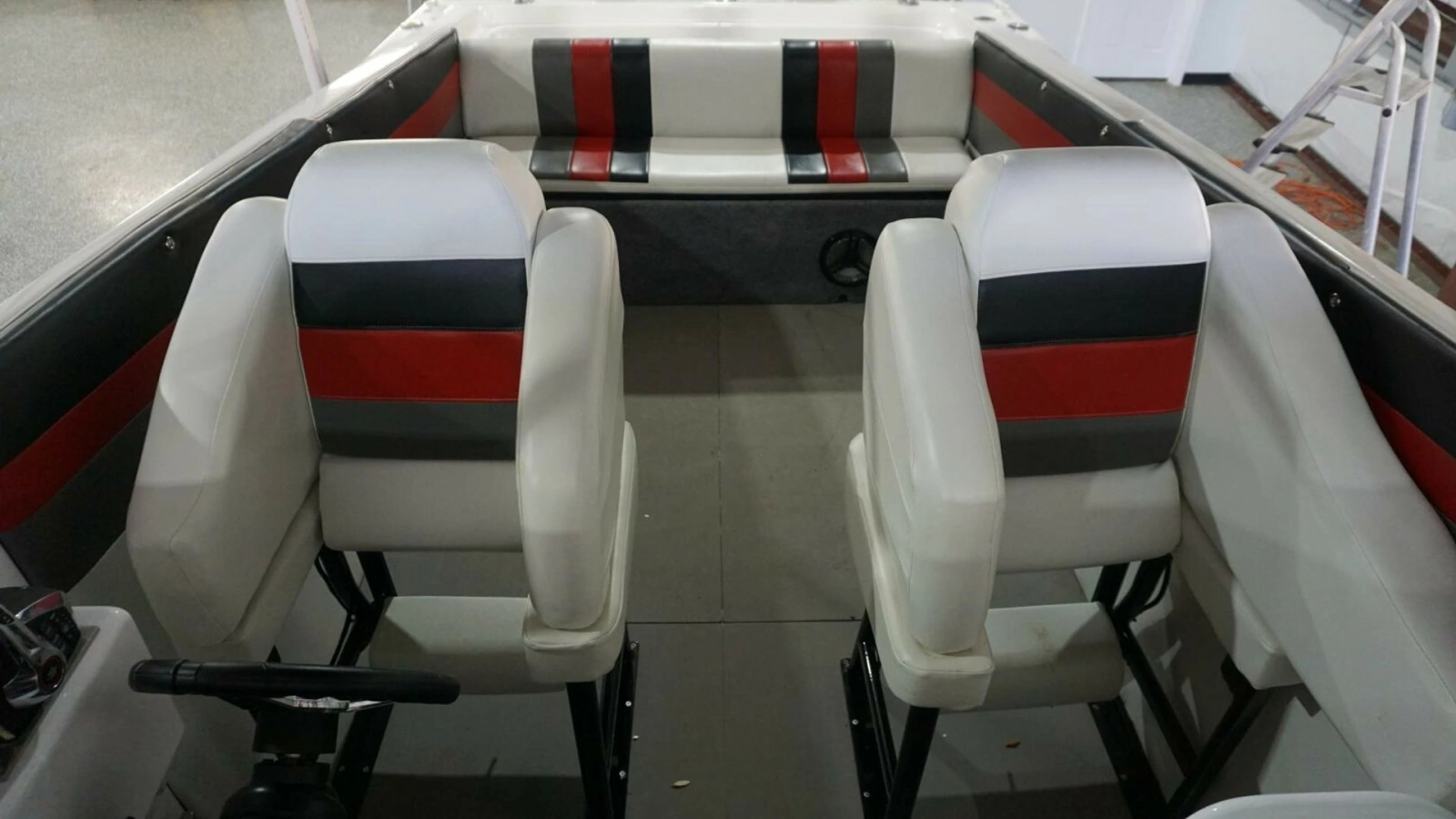 1998 32 Active Thunder 32 CC Ms. Rita Helm Seating (2)