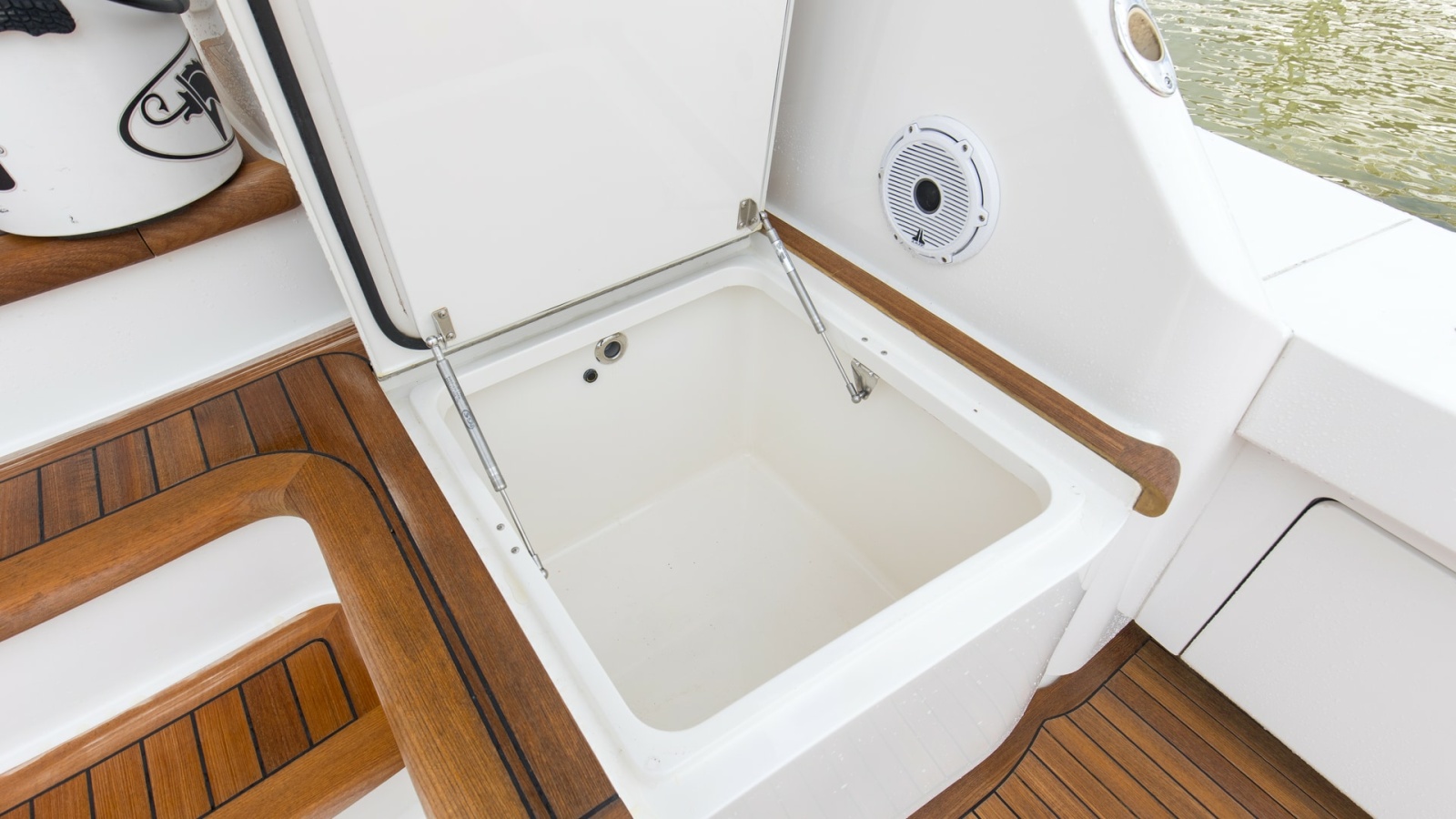 2017 72 Viking Enclosed Bridge Share-E Rear Deck (10)