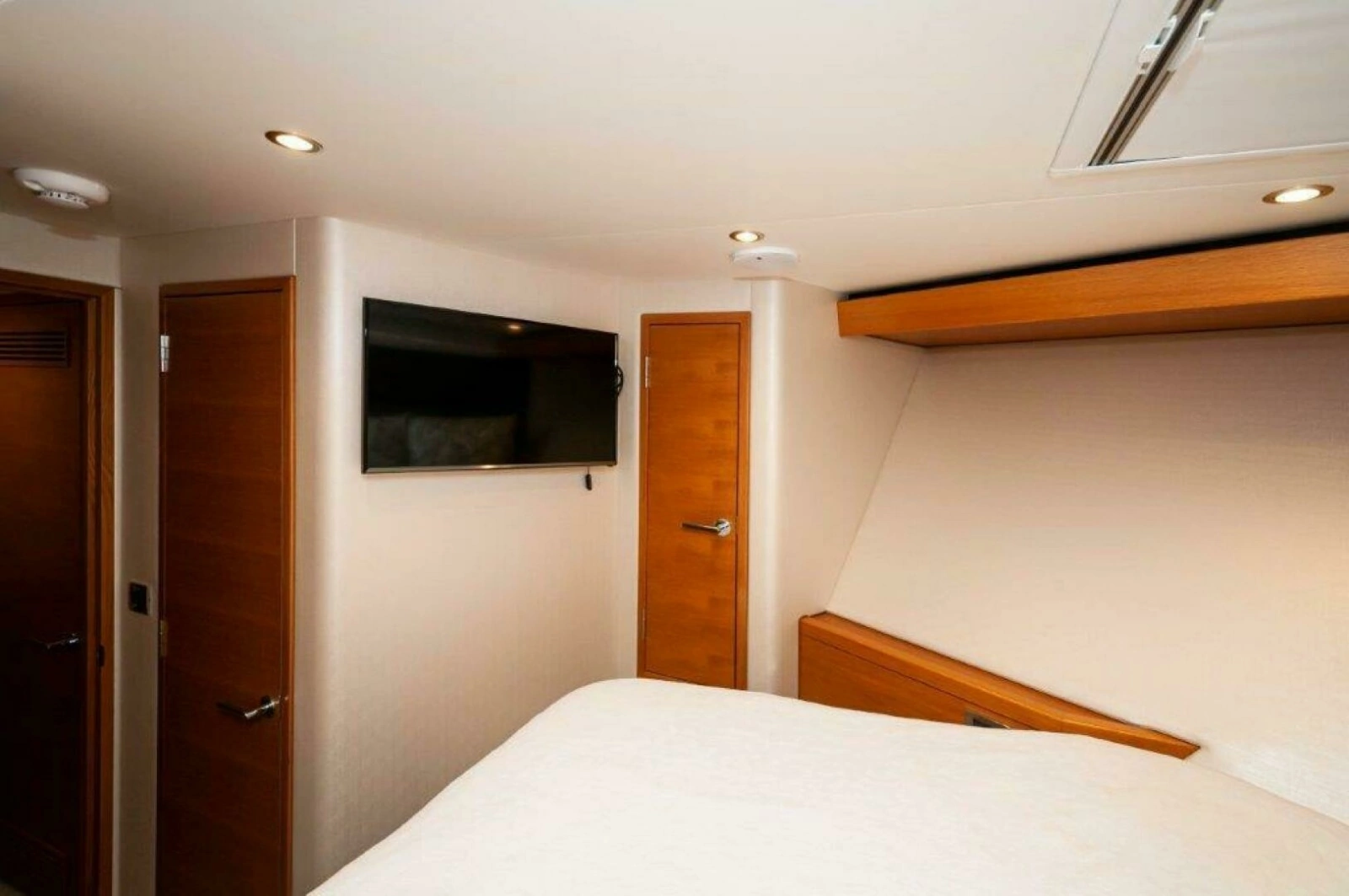 2016 Hatteras GT60  KNOT ON CALL  VIP SR 3