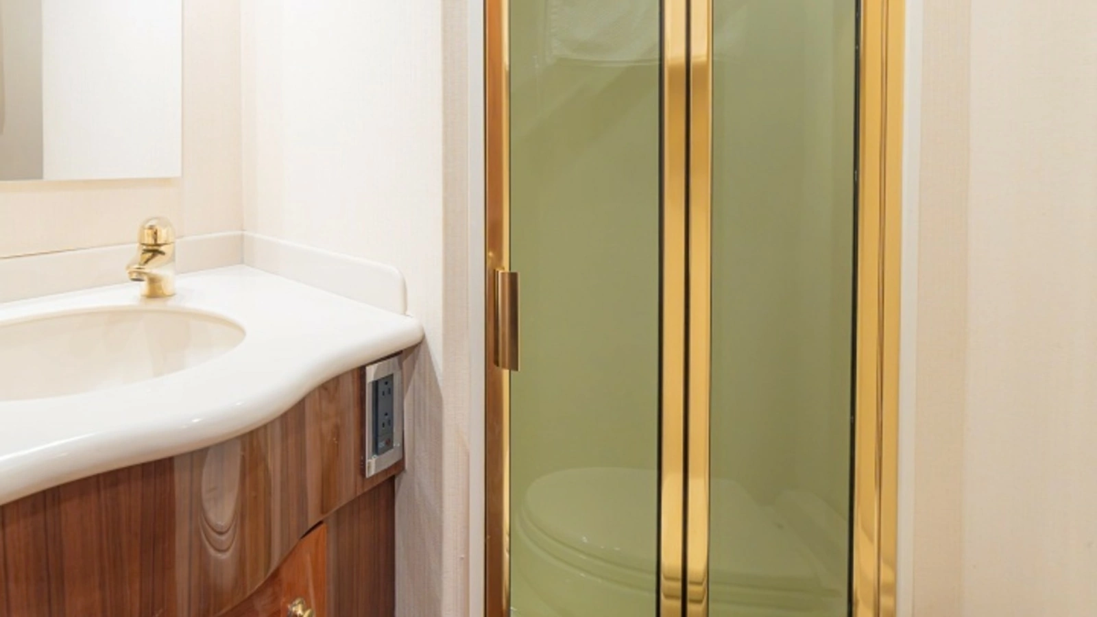 Elegant En-Suite Bathroom