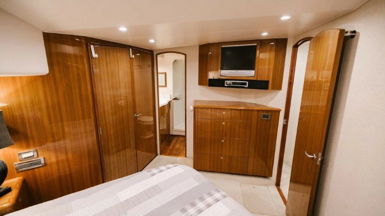 2007 64 Viking CNV Evil Eyes Master Stateroom (3)
