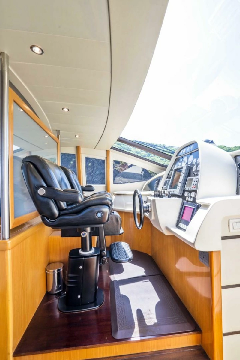 2005 Pershing 76 Motor Yacht - Denise - Helm