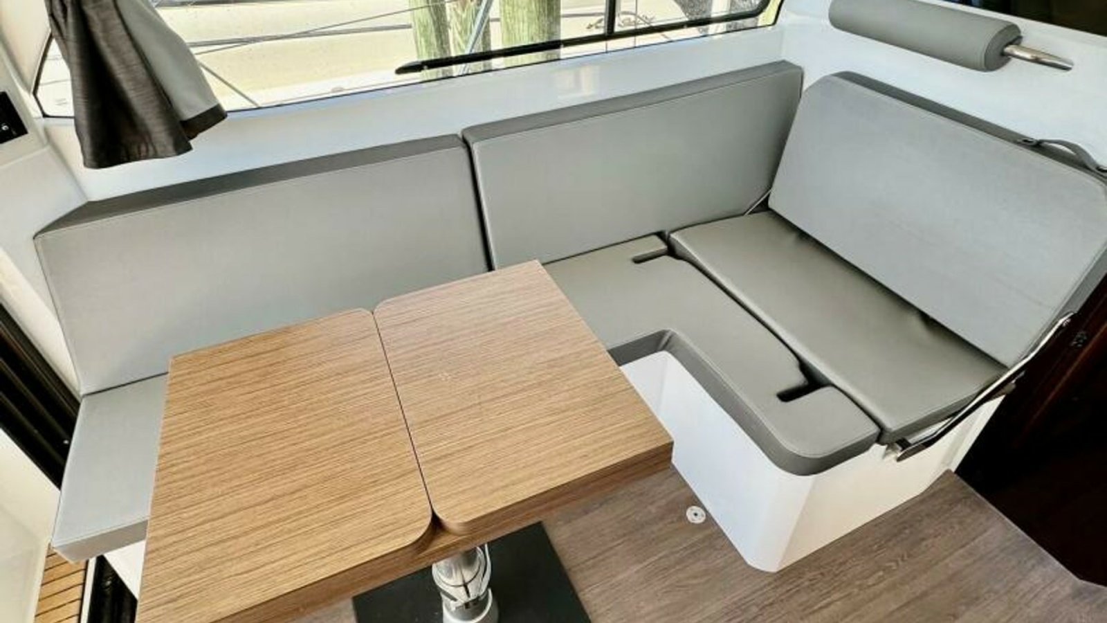 Convertible Dinette in Salon
