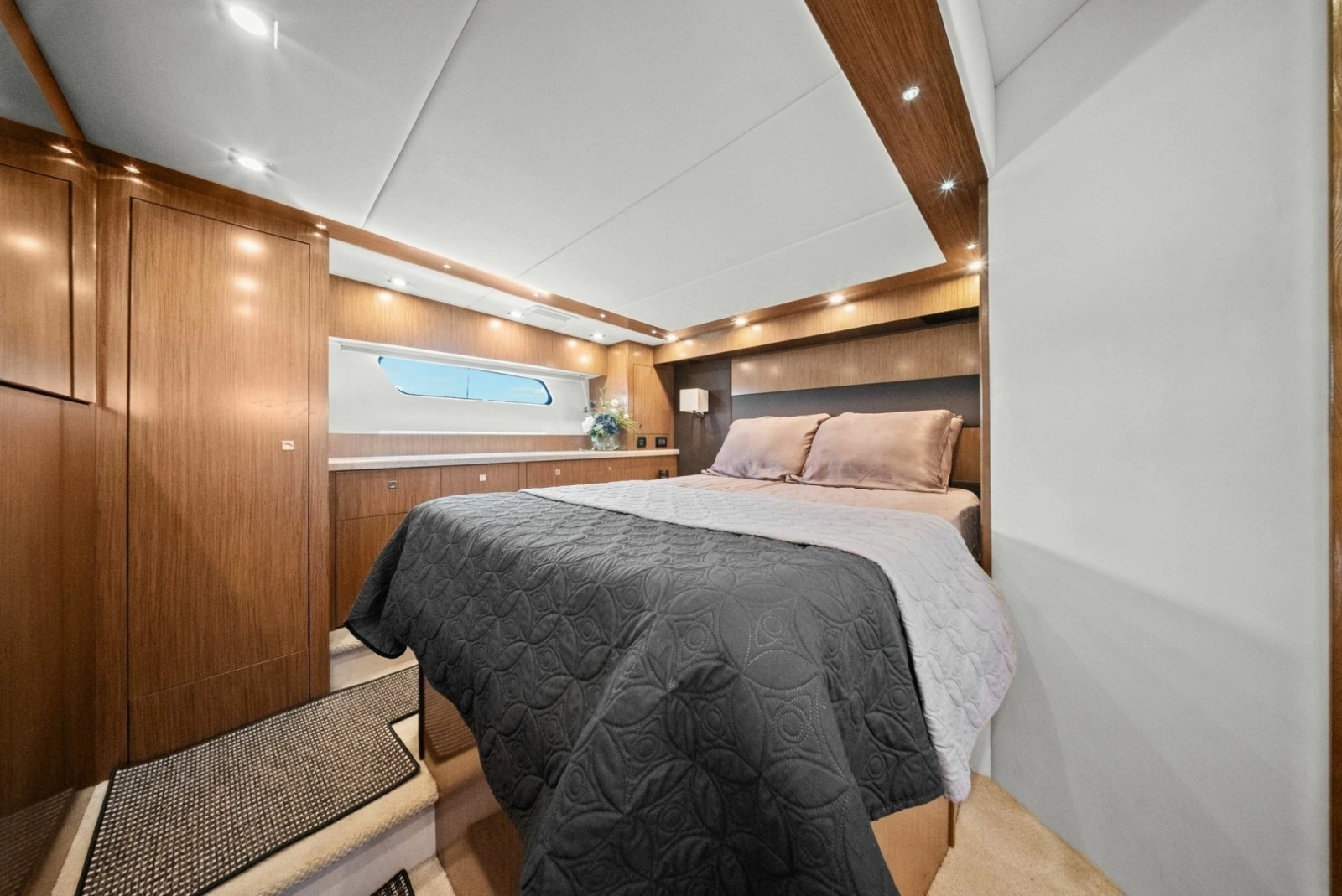 2014 Cruisers Yachts 48 Cantius