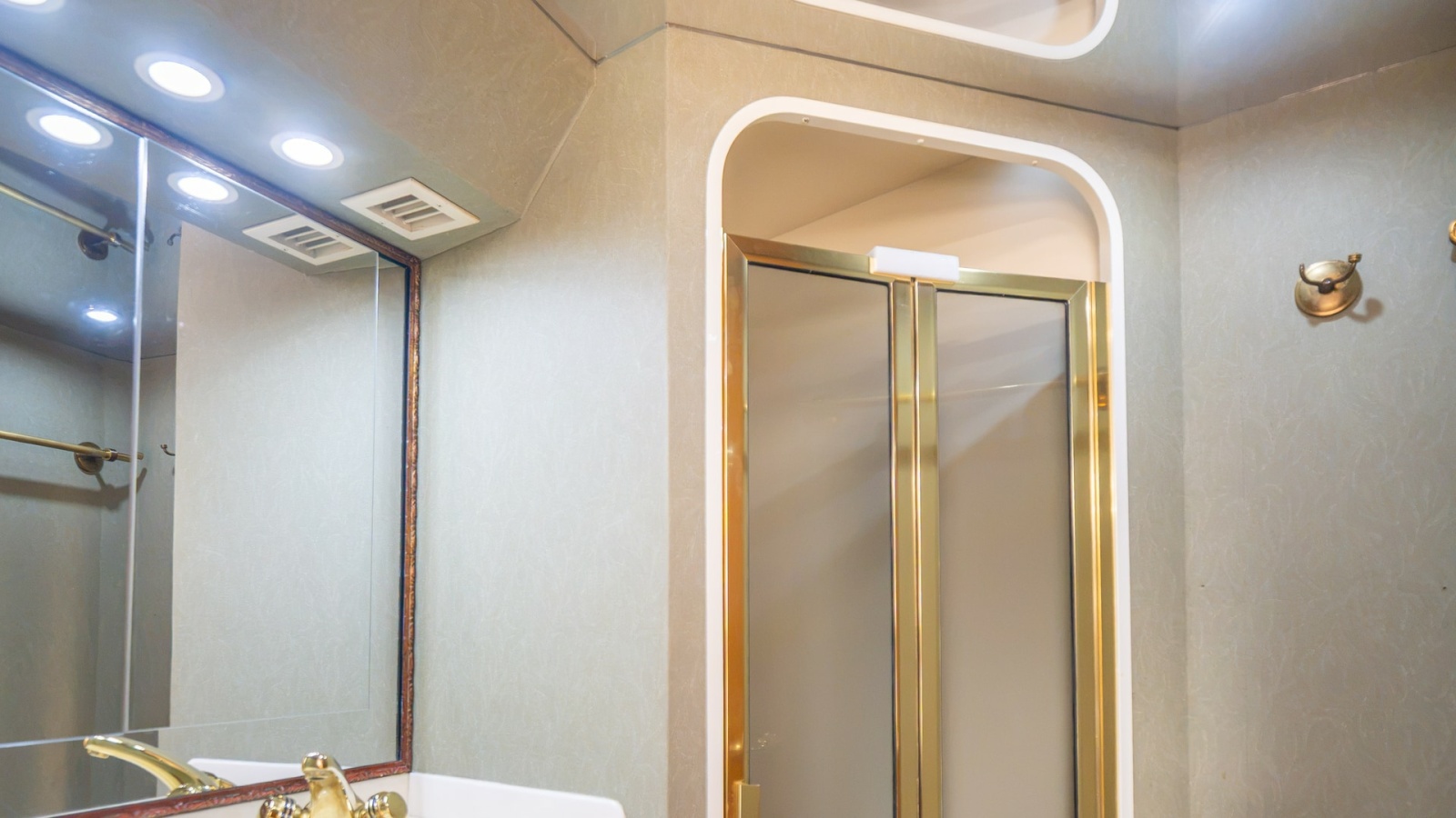 Forward VIP Head Viking 61 Convertible