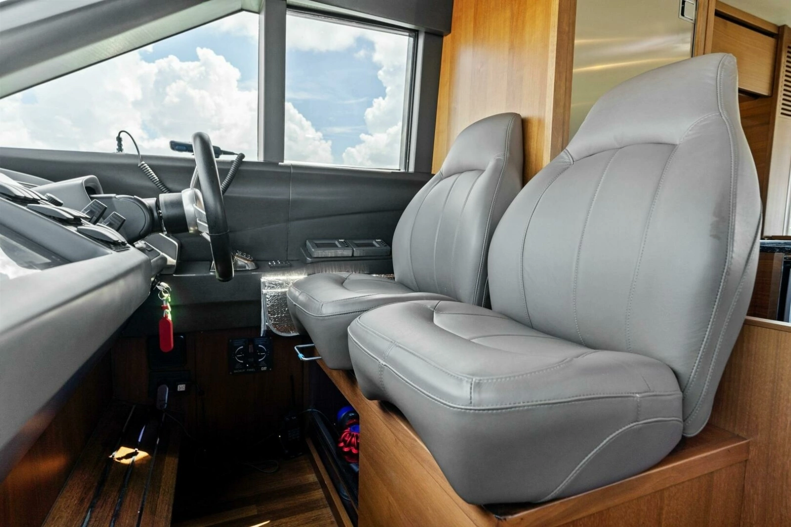2015 Princess F60 - Helm