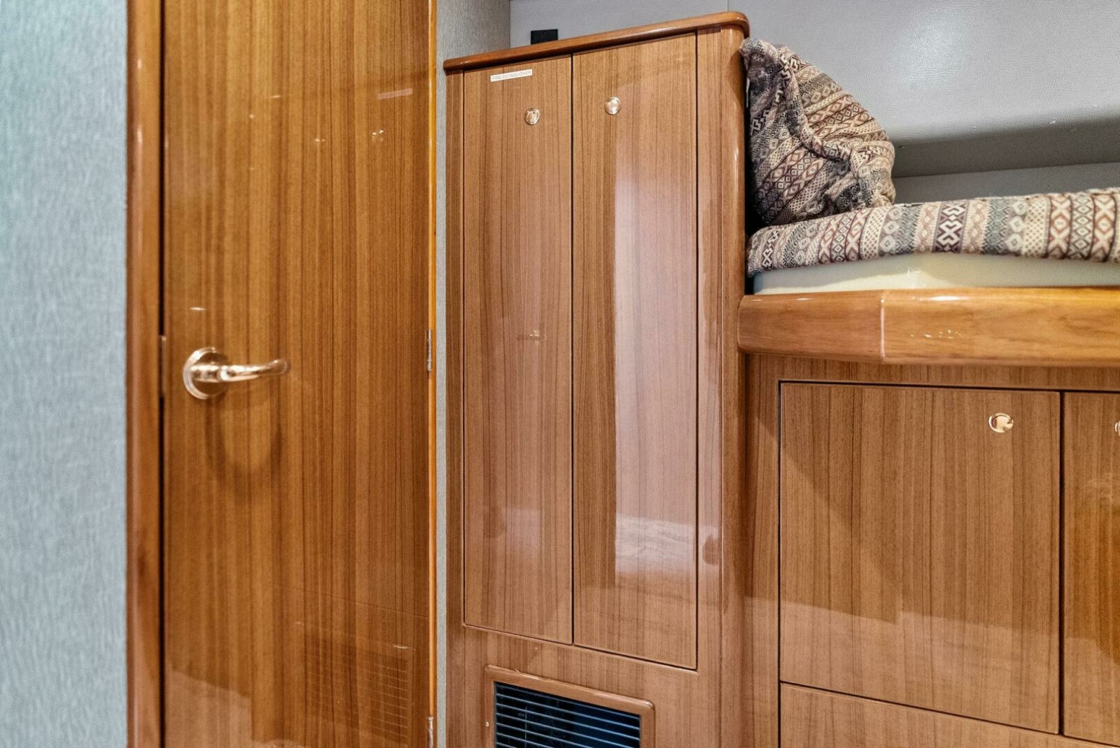 61' 2006 Viking 61 Convertible