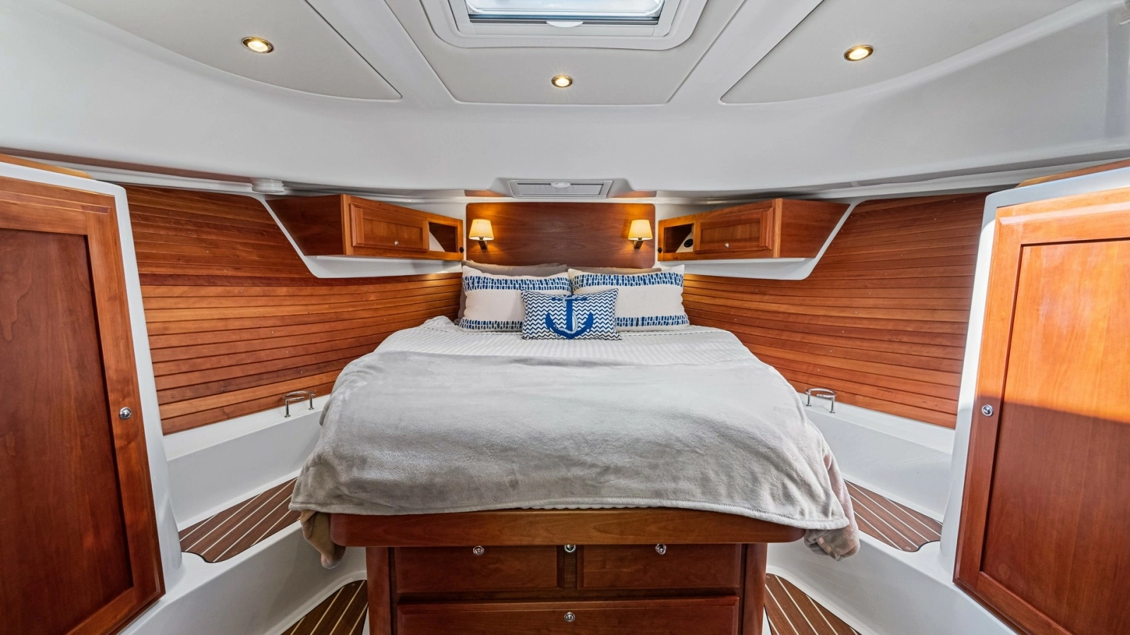 Forward Cabin with Queen Berth