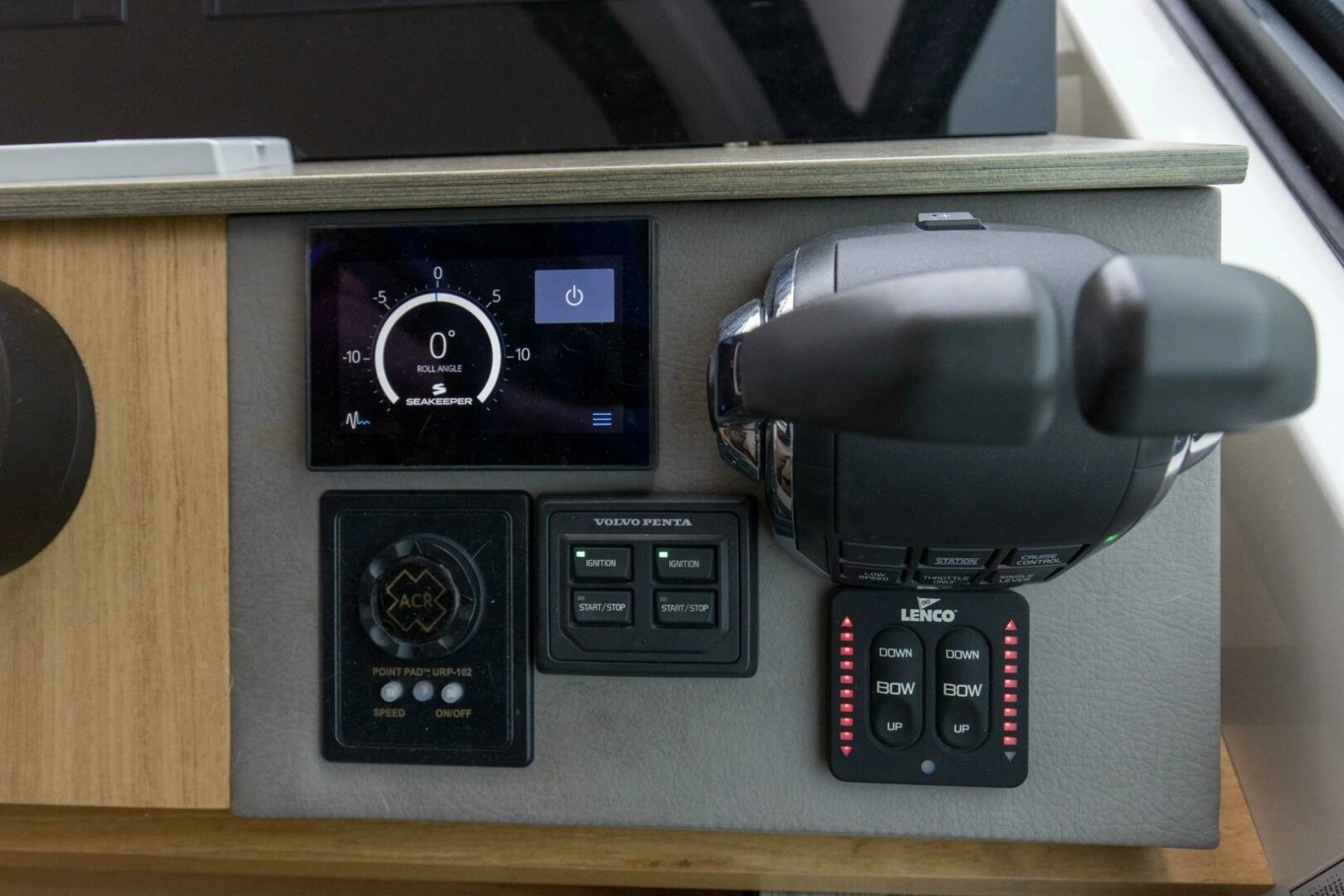 2019 Tiara Yachts C49 Coupe Helm Controls And Electronics (2)