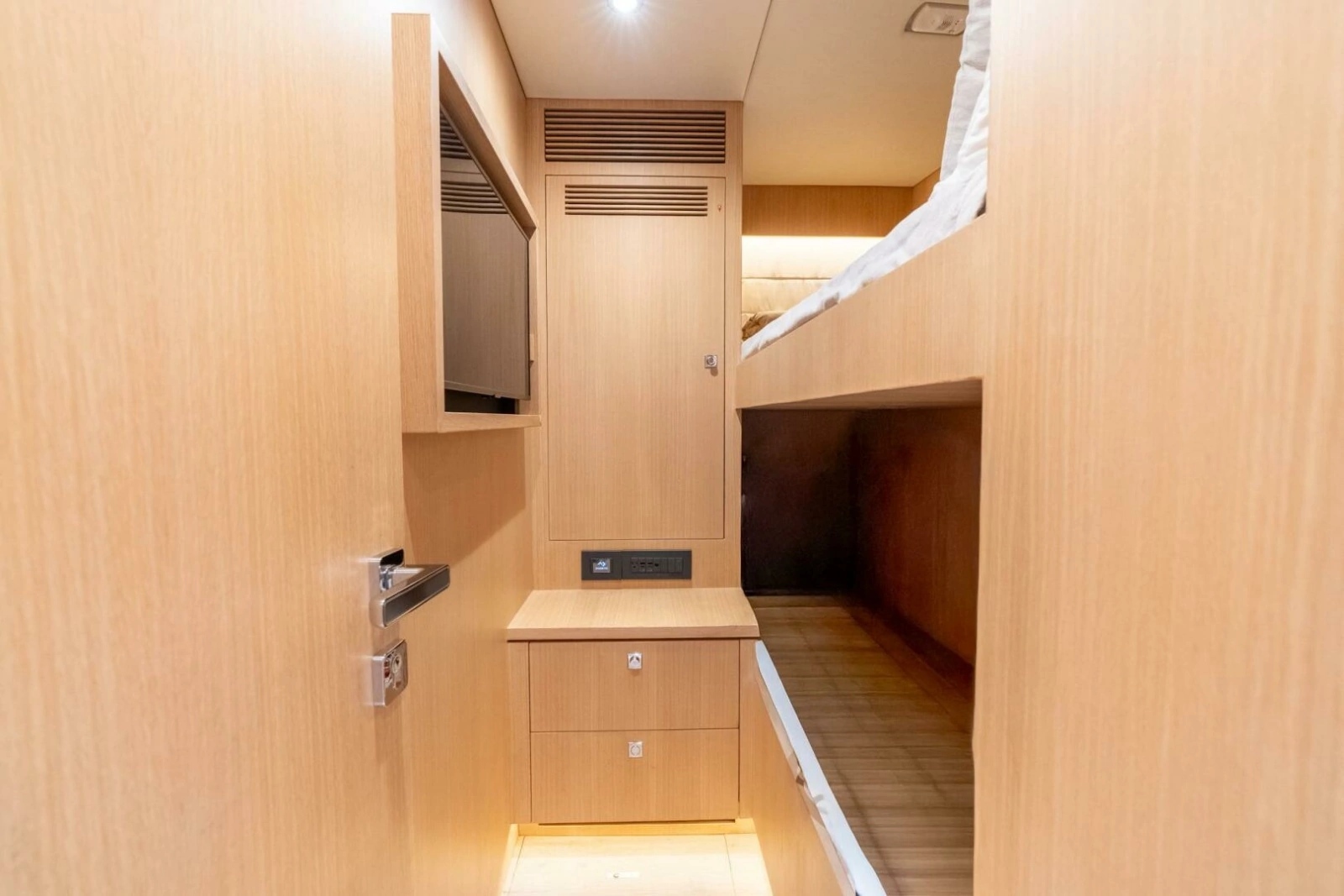 Horizon FD80 SHERI LYNN - Crew Quarters