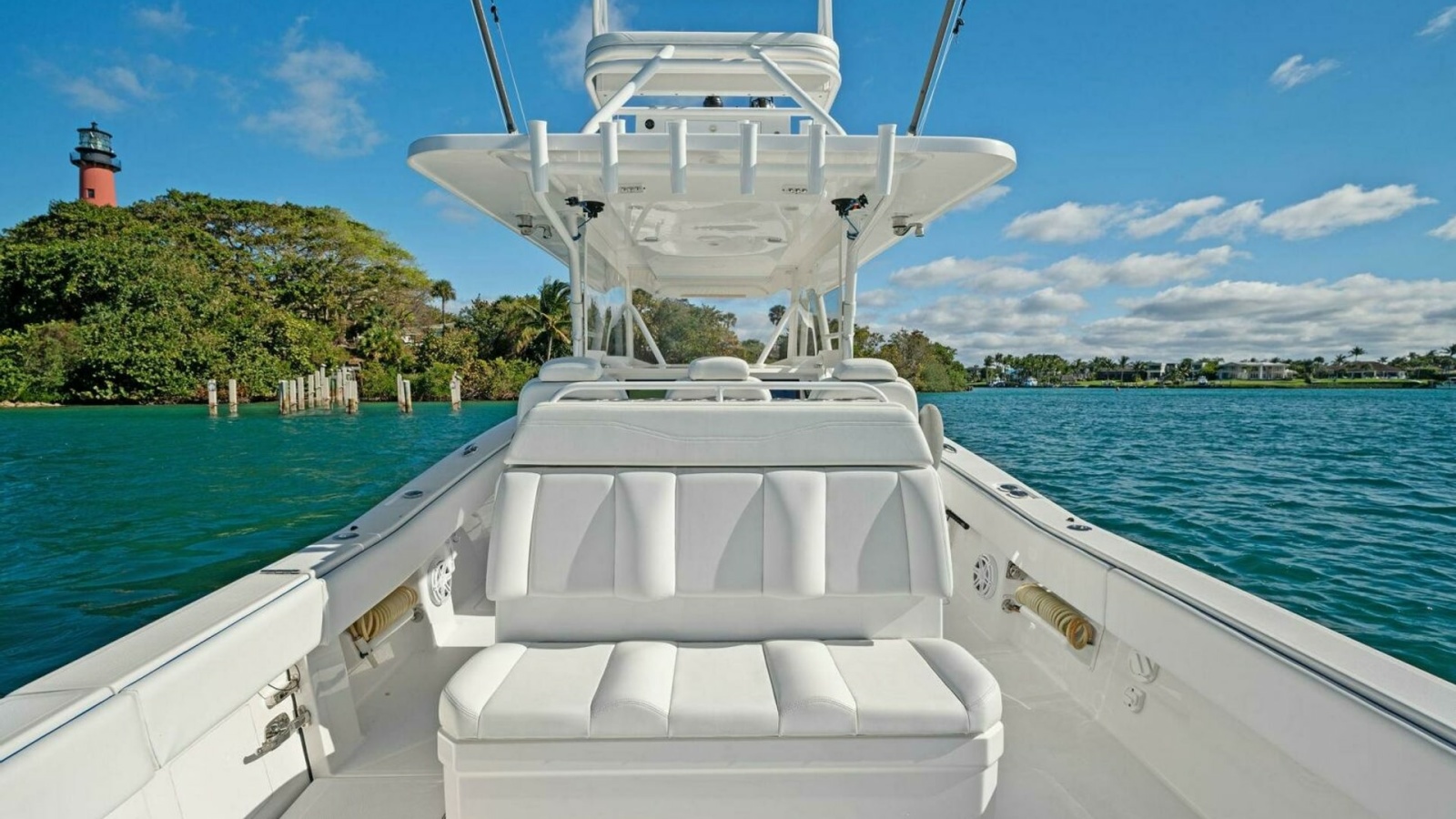 Aft Deck Seating with Tower