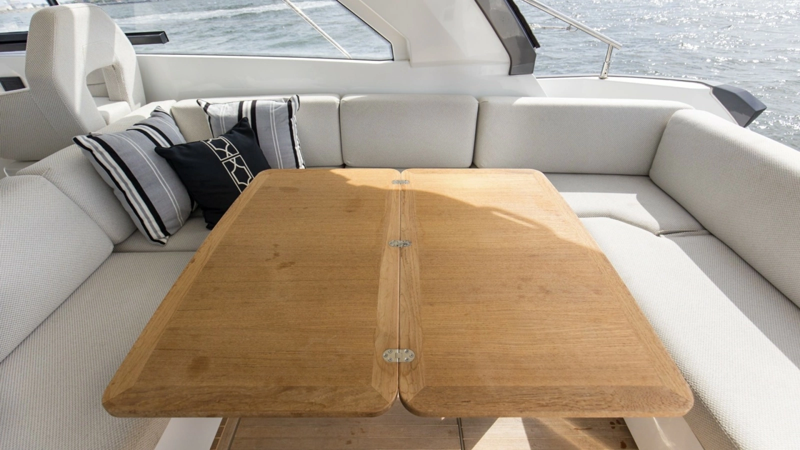 2022 Beneteau 41 Grand Turismo War Downs Eagle Topside (6)
