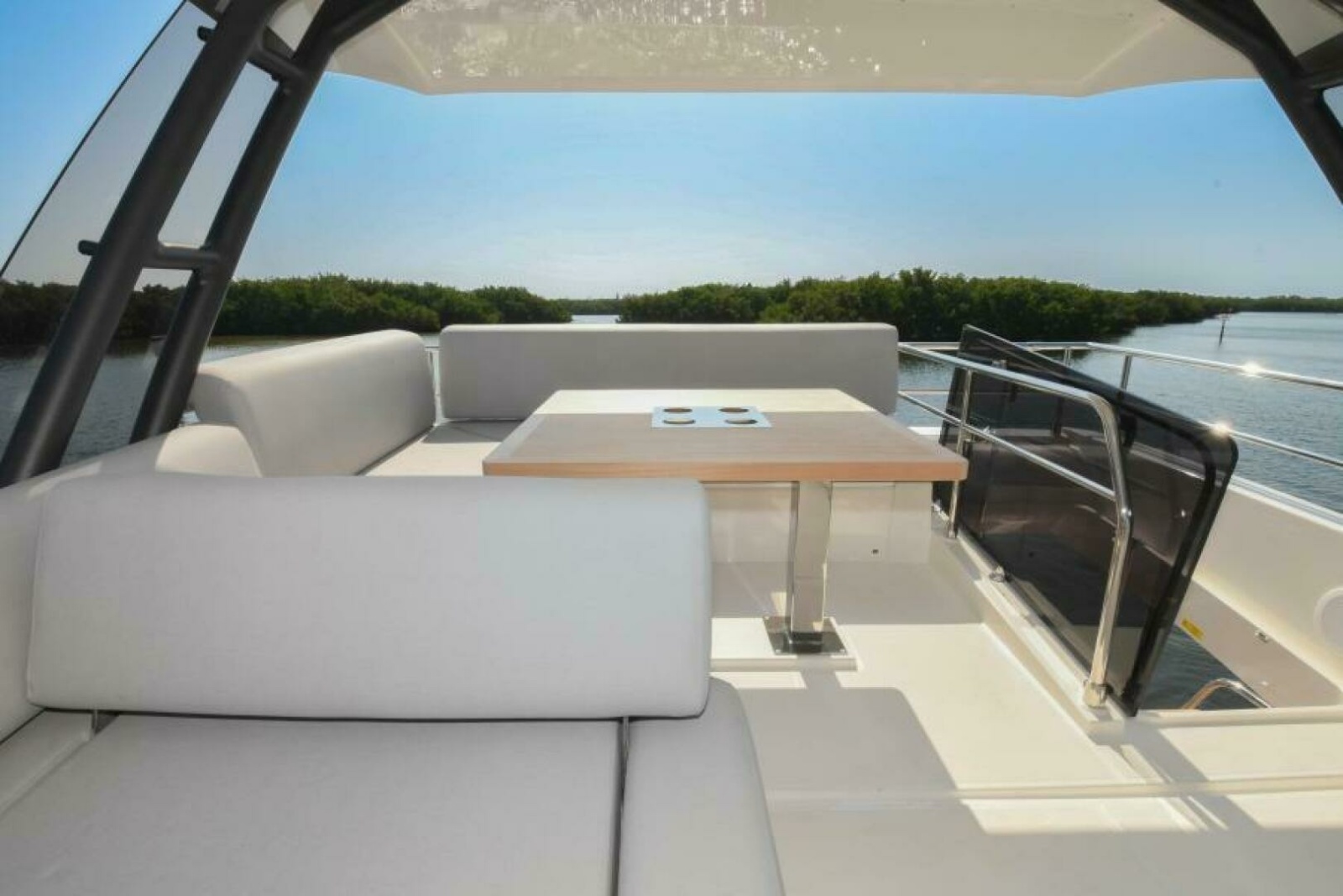 52' 2023 Prestige 520 Flybridge