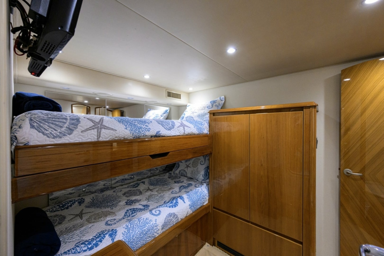 Viking 70 DESPERADO - Crew Stateroom
