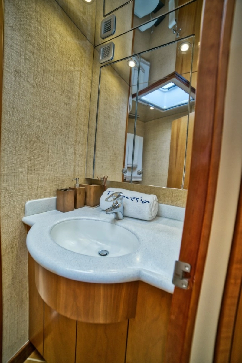 2005 Hatteras 68 Convertible - Guest Head