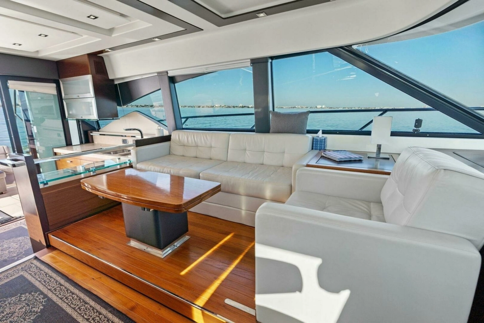 2016 Tiara Yachts 50 Flybridge - Salon