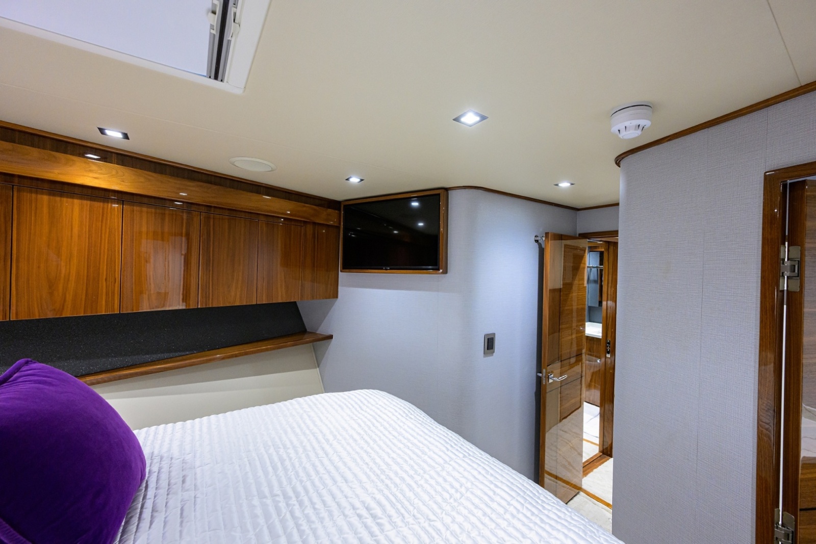 Viking 80 MERCEDES - Forward Guest Stateroom