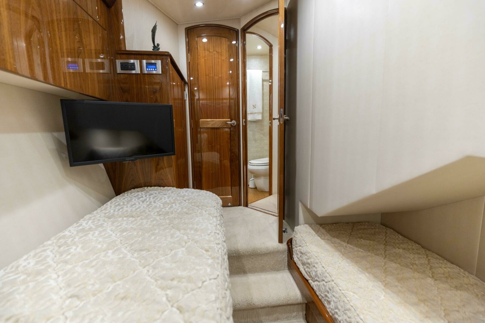 62' 2018 Viking 62 Convertible