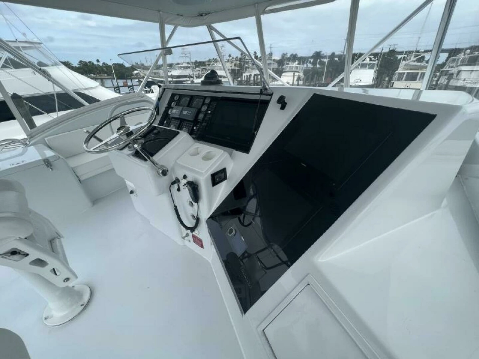 Hatteras SF Down Time - Helm