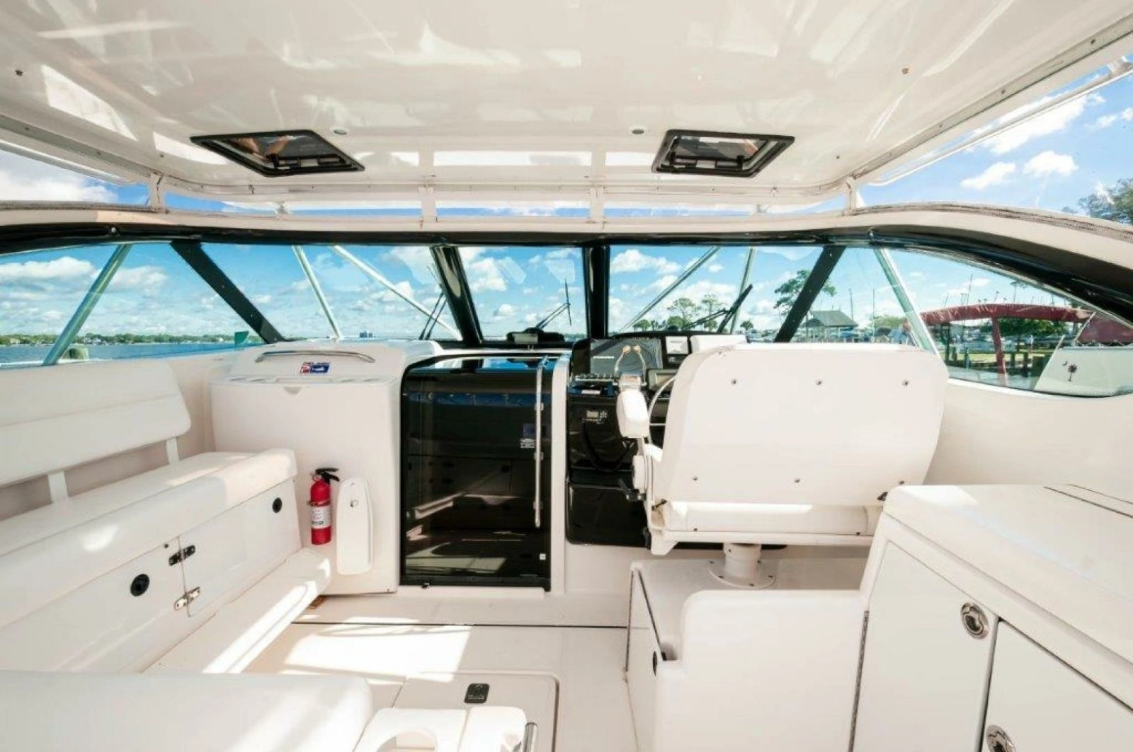 2003 Tiara Yachts 4200 Open  Kingfisher Helm 5