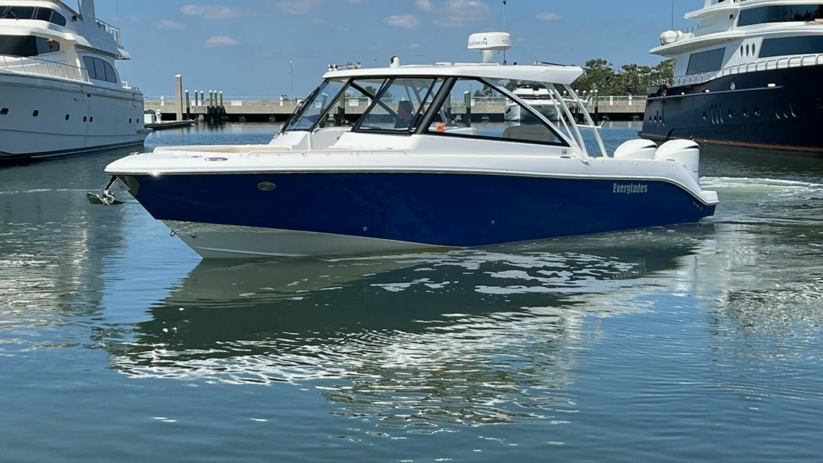 34' 2019 Everglades 340 Dual Console