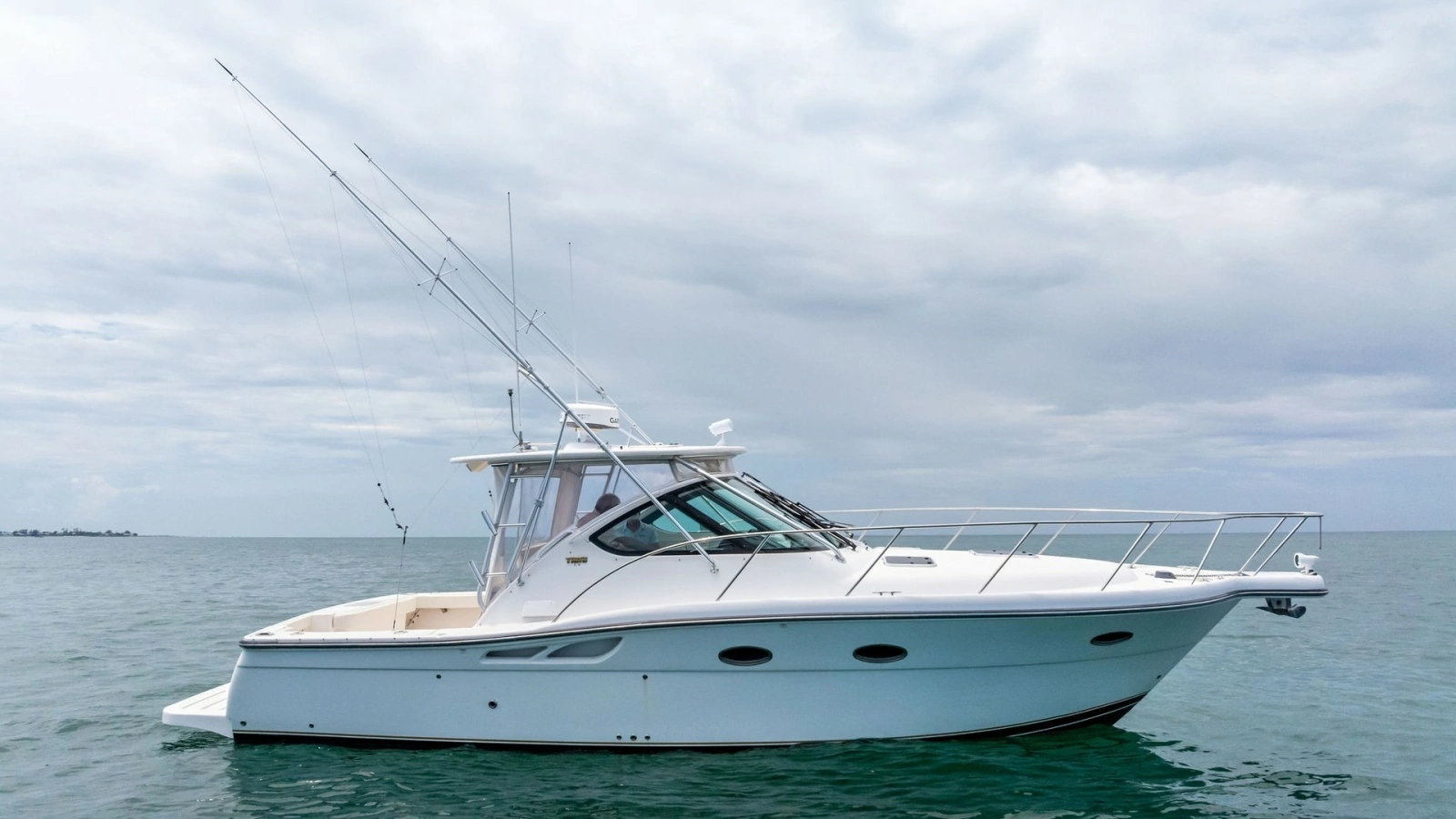 Side Profile of Tiara 32 Open