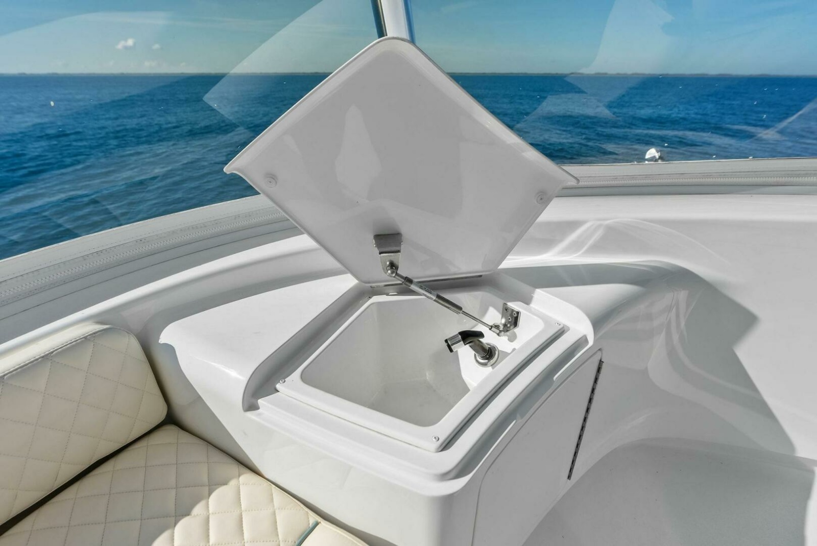 64' 2023 Viking 64 Convertible