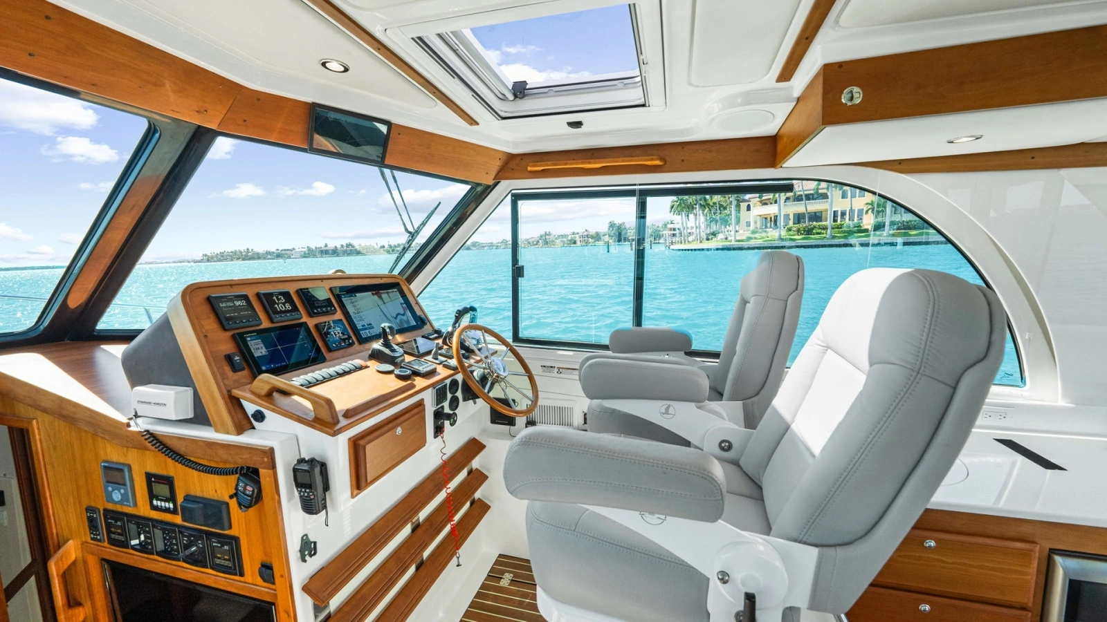 Spacious Helm with Dual Seating
