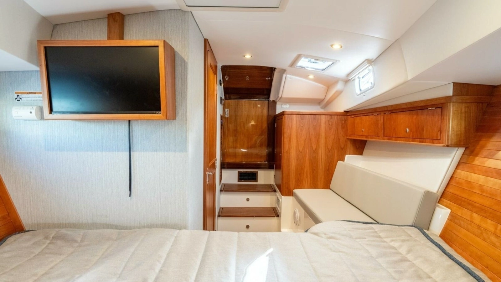 MJM 38RS Cabin