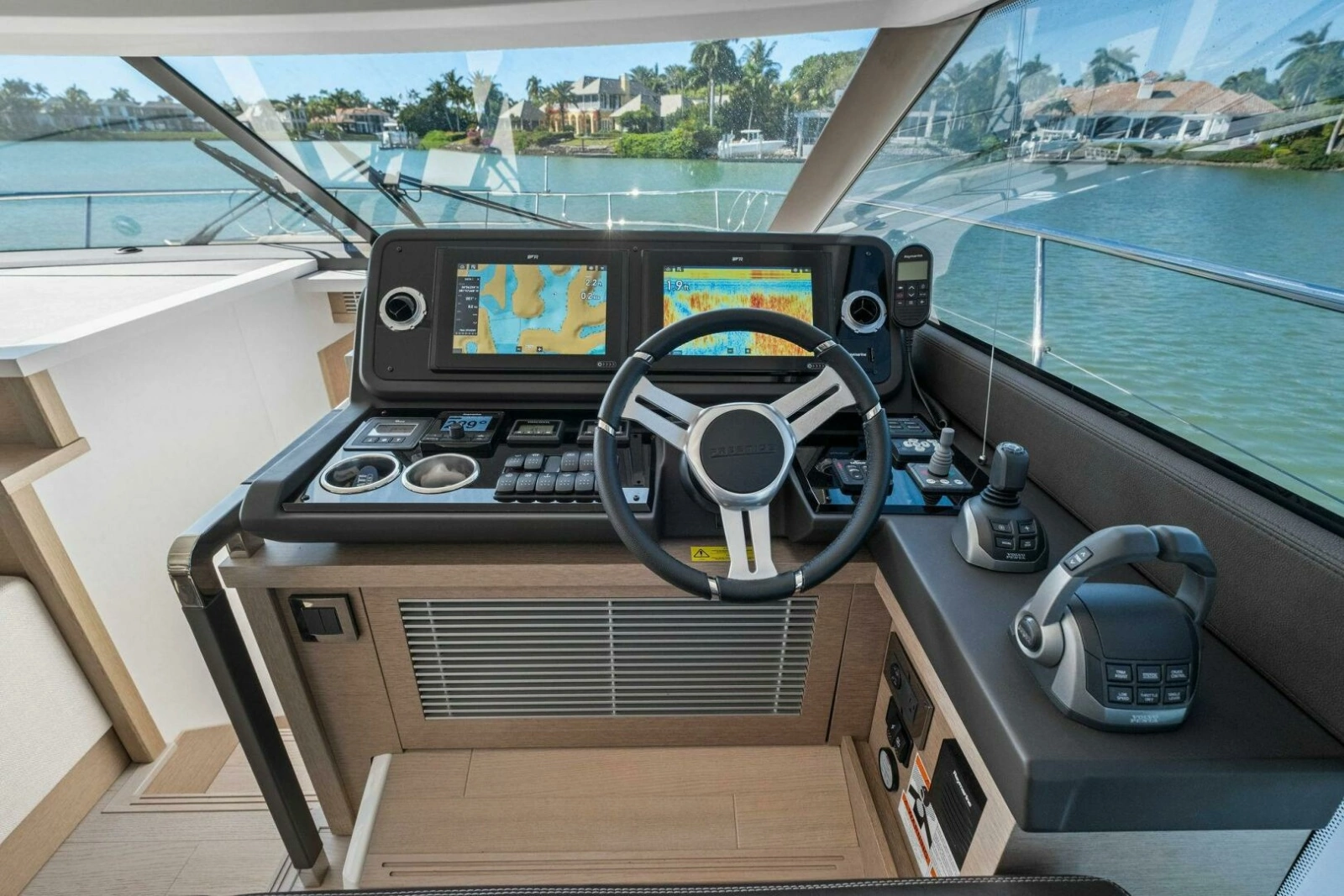 2022 Prestige 520 Flybridge photo 2