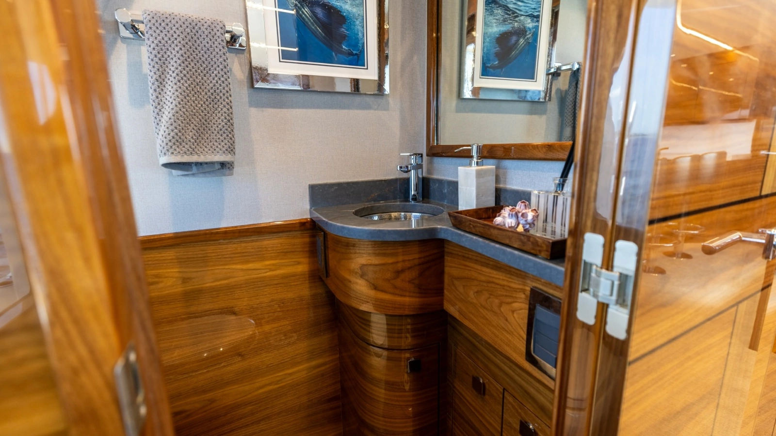 Luxurious Guest Head Interior