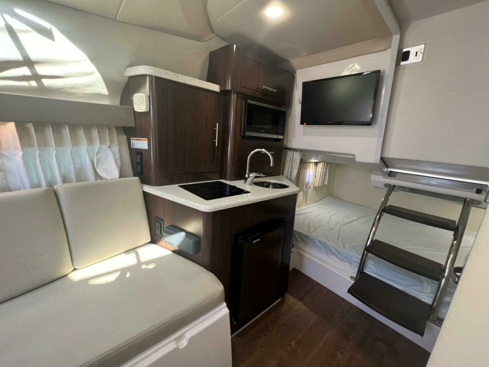 Regal 28 Express-Cabin