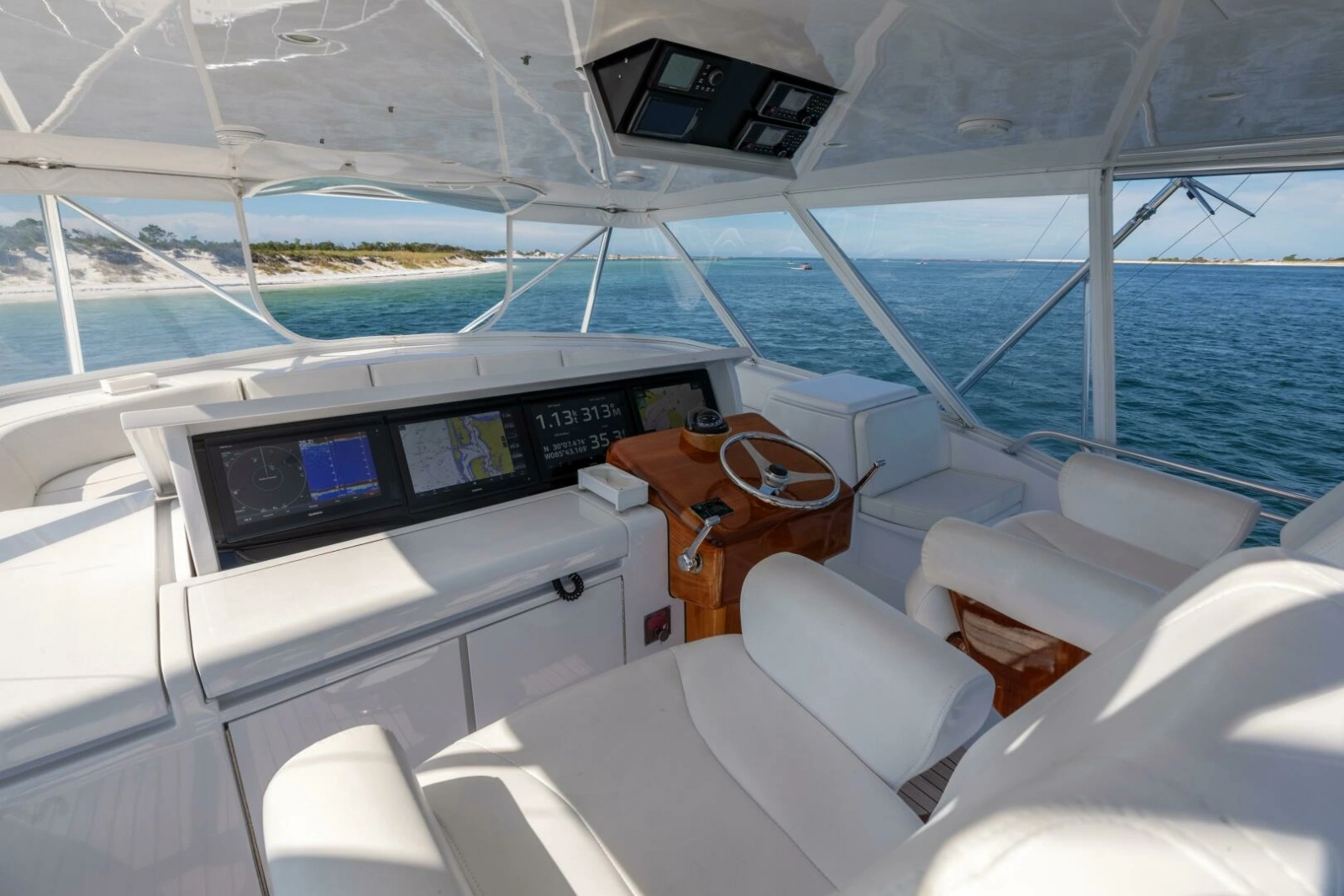 2005 Hatteras 68 Convertible photo 30