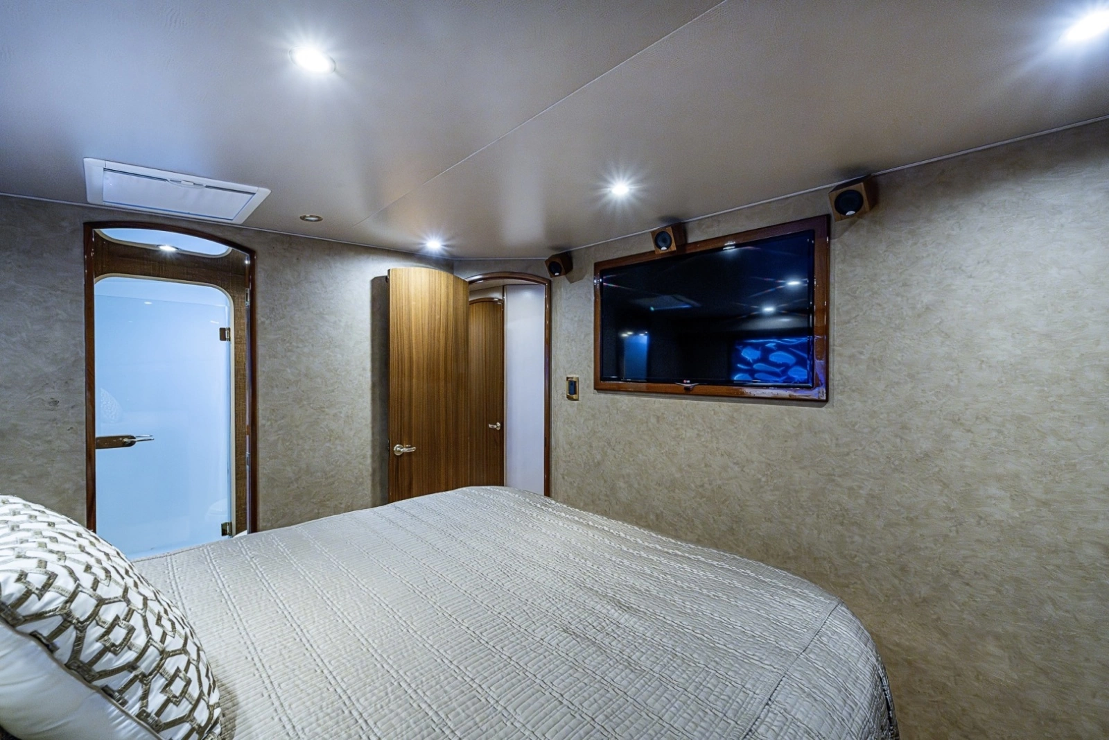 Viking 64 BIG BLUE - Master Stateroom