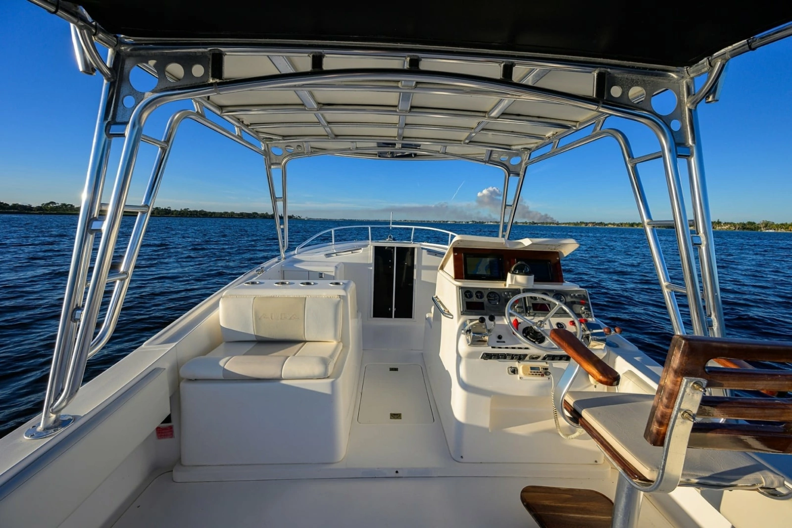 Aura 28 Heron's Catch - Exterior Helm/Cockpit