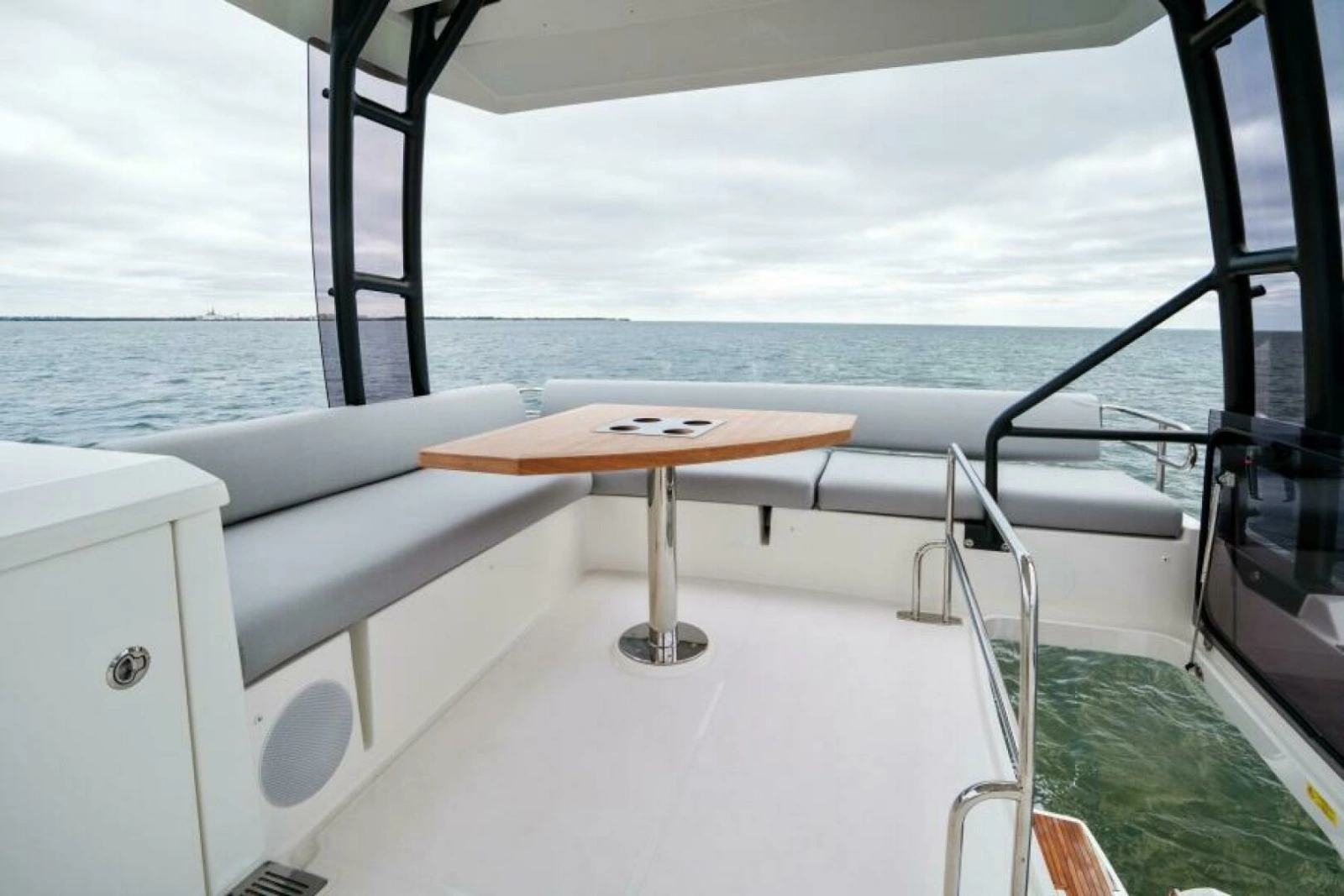 2024 46 Prestige Flybridge -Flybridge