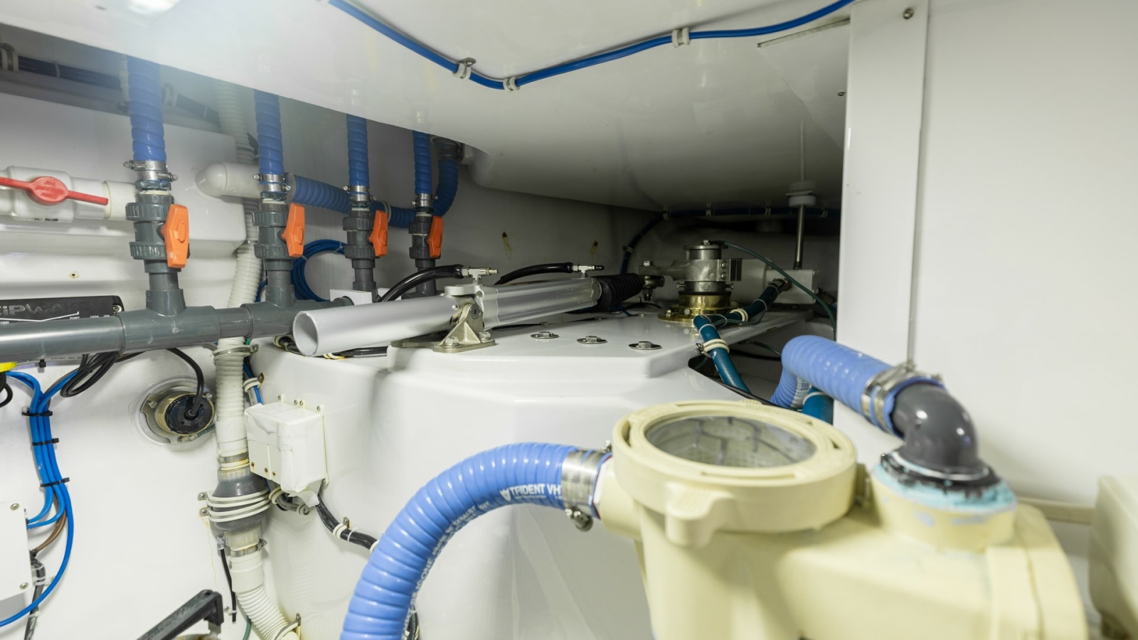 2021 65 Hatteras GT On the DL Engine Room (9)