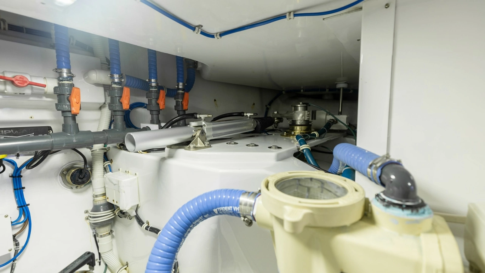2021 65 Hatteras GT On the DL Engine Room (9)